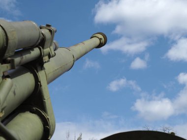 Mavi arka planda Sovyet uçaksavar silahı. 100 mm hava savunma topu KS-19