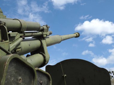 Mavi arka planda Sovyet uçaksavar silahı. 100 mm hava savunma topu KS-19