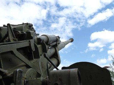 Mavi arka planda Sovyet uçaksavar silahı. 100 mm hava savunma topu KS-19