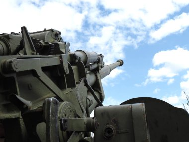 Mavi arka planda Sovyet uçaksavar silahı. 100 mm hava savunma topu KS-19