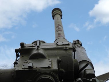 Mavi arka planda Sovyet uçaksavar silahı. 100 mm hava savunma topu KS-19