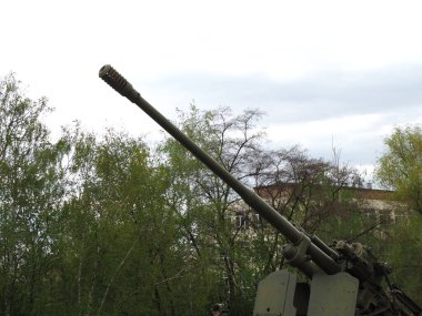 Mavi arka planda Sovyet uçaksavar silahı. 100 mm hava savunma topu KS-19