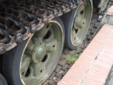 Eski bir tankın tırtılları