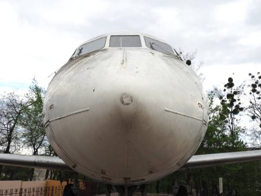 Eski bir yolcu uçağının kabini.