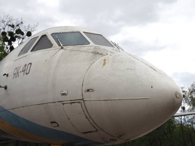 Eski bir yolcu uçağının kabini.