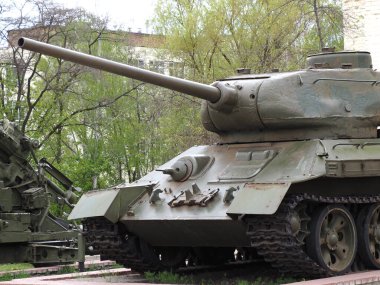 Parktaki eski paslı Sovyet tankı.
