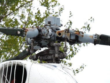 Eski bir helikopterin vidası.