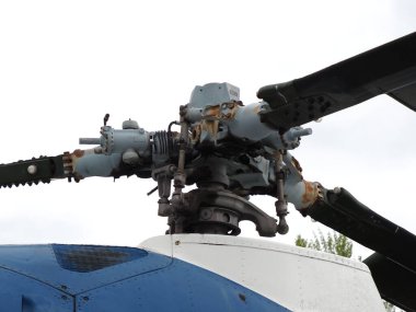 Eski bir helikopterin vidası.