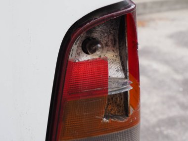 Eski bir arabanın kırık arka farları.