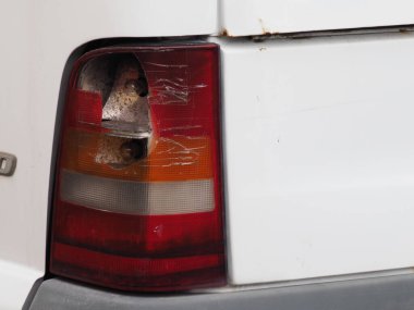 Eski bir arabanın kırık arka farları.