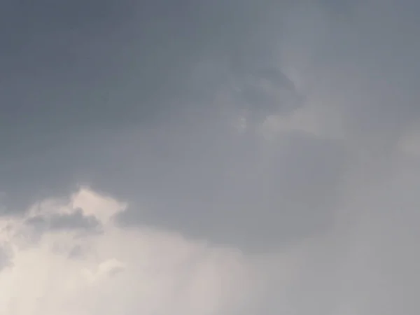 Céu Cinzento Coberto Por Nuvens Densas Nubladas Dia Cinzento Paisagem — Fotografia de Stock
