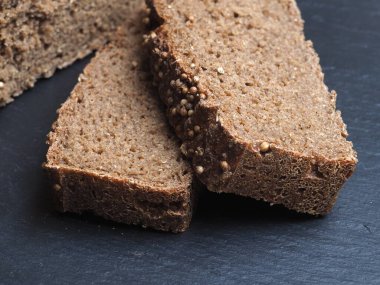 Bir dilim Borodino ekmeği ve mayasız ekşi ekmek.