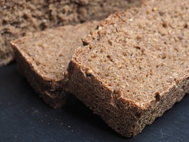 Bir dilim Borodino ekmeği ve mayasız ekşi ekmek.