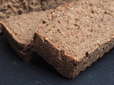 Bir dilim Borodino ekmeği ve mayasız ekşi ekmek.