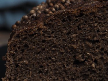 Bir somun Borodino ekmeği. Malt ve mayasız ekşi ekmek.