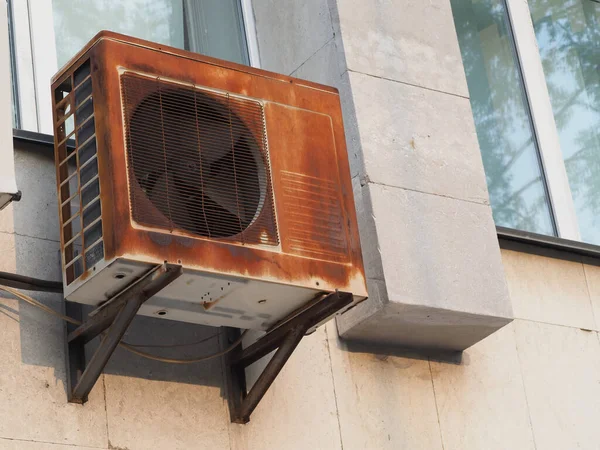 Old Rusty Outdoor Air Conditioner Unit Wall House — Stock Photo, Image
