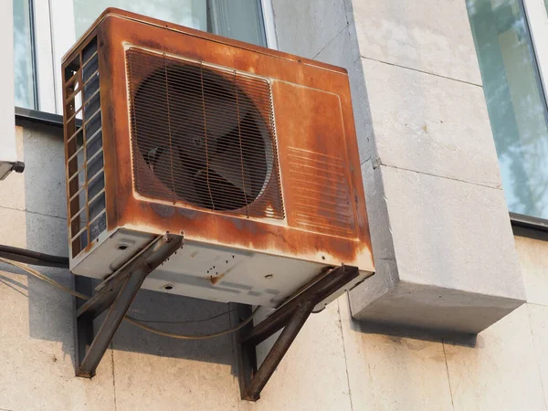 房子墙壁上的旧生锈的室外空调机 — 图库照片