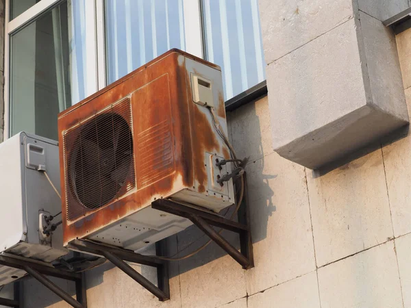 Old Rusty Outdoor Air Conditioner Unit Wall House — Stock Photo, Image