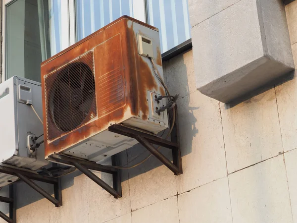 Oude Roestige Outdoor Airconditioner Unit Aan Muur Van Het Huis — Stockfoto