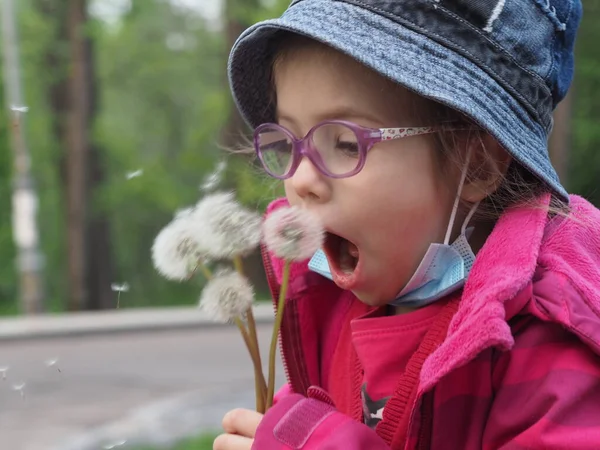 Chica Aspecto Europeo Gafas Sombrero Mezclilla Máscara Médica Durante Cuarentena — Foto de Stock