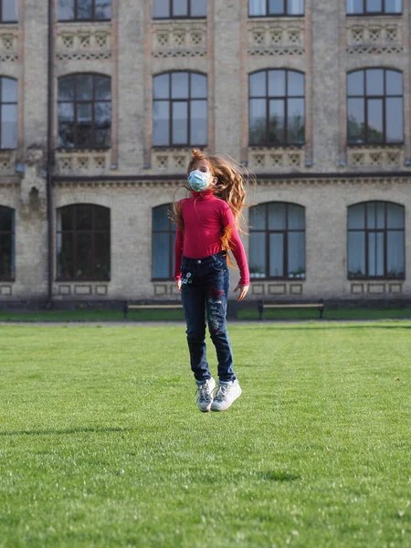 Lopen Meisje Van Europese Verschijning Een Medisch Masker Het Park — Stockfoto