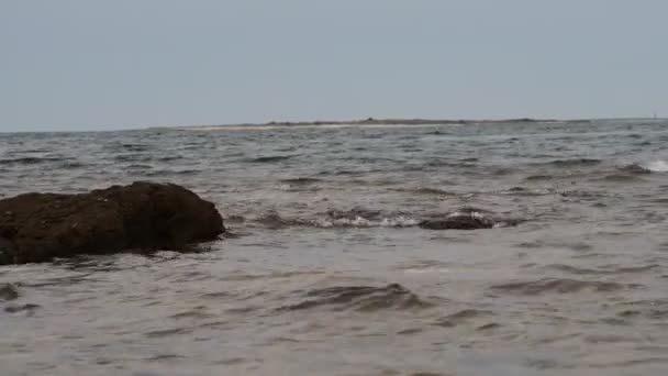 Zee Golven Crashen Tegen Een Rotsachtige Kust — Stockvideo
