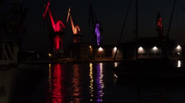 Hırvatistan, Pula, 24 Temmuz 2019: limanda ışıklandırılmış vinçler