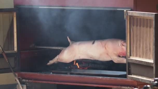 Varkenskarkas Een Spit Gekookt Boven Een Open Vuur — Stockvideo