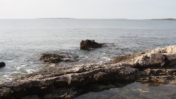 Olas Mar Chocando Contra Una Costa Rocosa — Vídeos de Stock