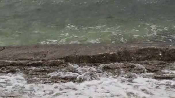 Havsvågor Kraschar Mot Stenig Strand — Stockvideo