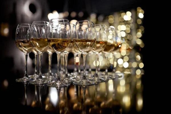 Una mesa llena de copas de vino —  Fotos de Stock