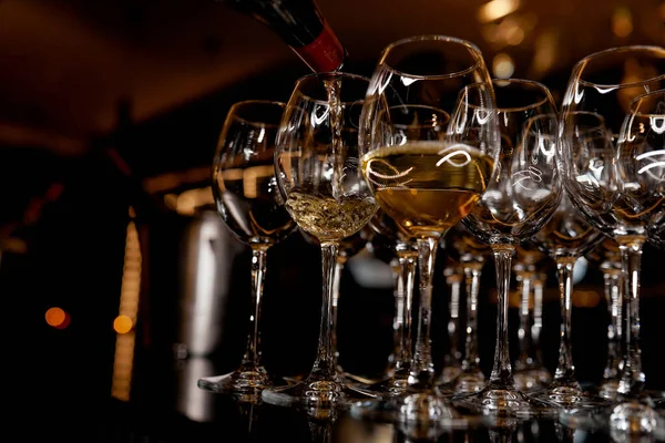Řada sklenic na víno na stole — Stock fotografie