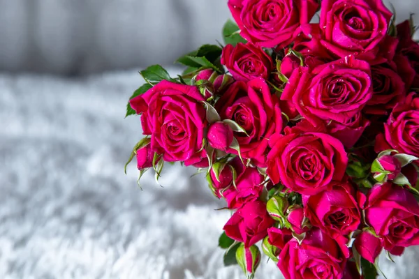 Ramo de hermosas rosas rojas hermosas — Foto de Stock
