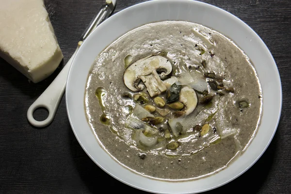 Trüf yağı ve kabak çekirdeği ile mantar kremalı çorba