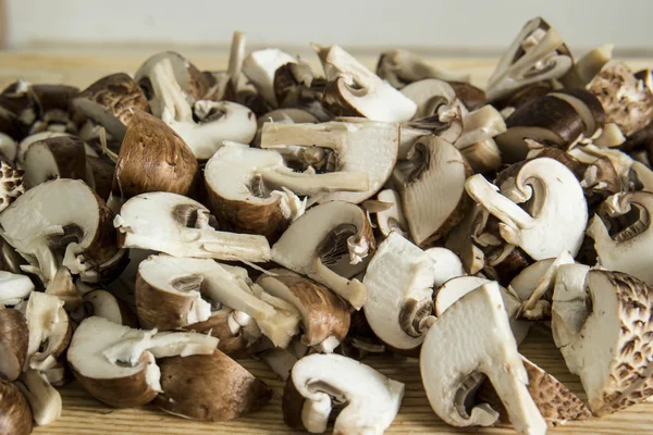 bir ahşap tahta üzerine dilimlenmiş mantar
