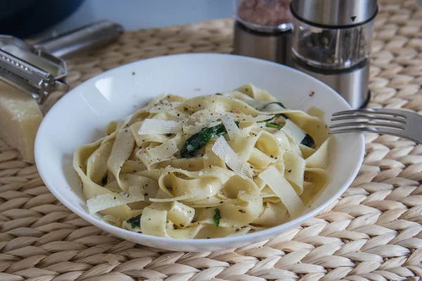 biber, fesleğen ve peynir ile ev yapımı makarna
