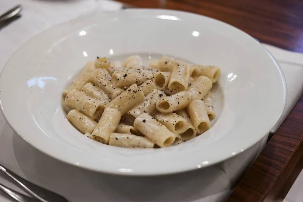 rigatoni pecorino peyniri ve kara biber ile