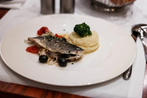 patates püresi ve brokoli ile levrek fileto