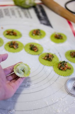 somon ve ıspanak ile yeşil mantı (kulaklar, köfte)