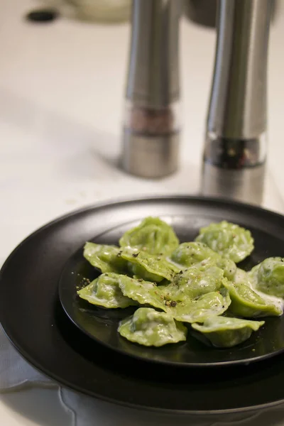 somon ve ıspanak ile yeşil mantı (kulaklar, köfte)