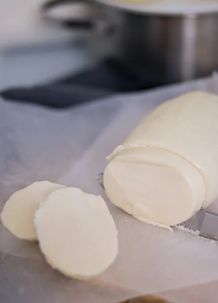 Beurre Fait Maison Sur Papier Parchemin Sur Une Planche Découper — Photo