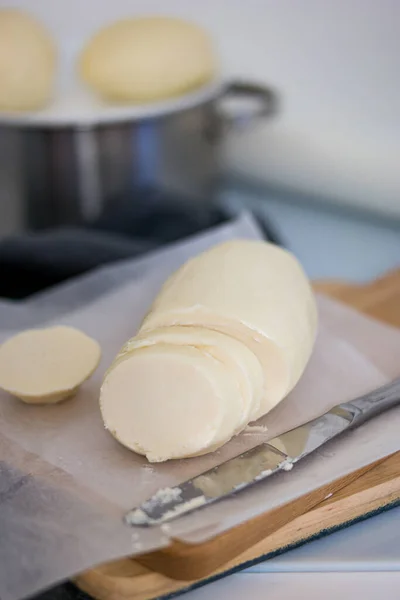 Beurre Fait Maison Sur Papier Parchemin Sur Une Planche Découper — Photo