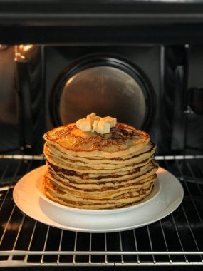 Beyaz tabakta ev yapımı krepler, siyah arka plan.