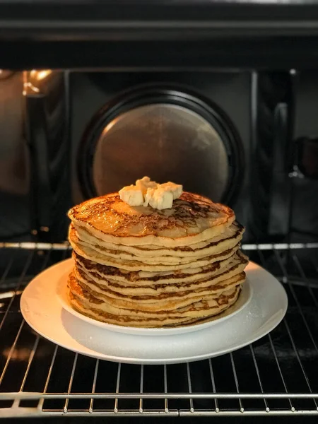 Hemmagjorda Pannkakor Vit Platta Svart Bakgrund — Stockfoto