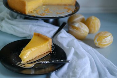 Siyah tabakta limonlu turta, bir dilim limonlu turta.