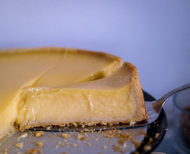 Siyah tabakta limonlu turta, bir dilim limonlu turta.