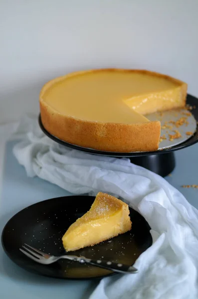 Siyah tabakta limonlu turta, bir dilim limonlu turta.