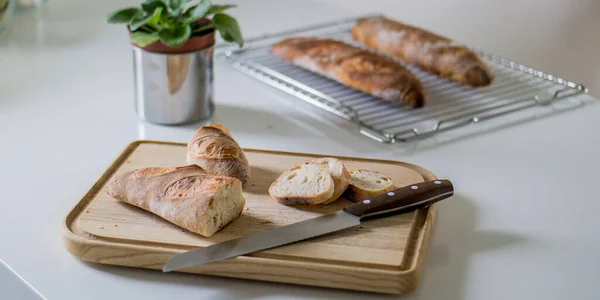 Beyaz bir masada taze Fransız ekmeği.