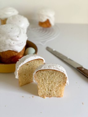 Beyaz arka planda Paskalya pastası