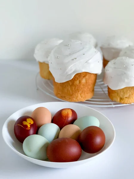 Gâteau Pâques Oeufs Pâques Sur Fond Blanc — Photo